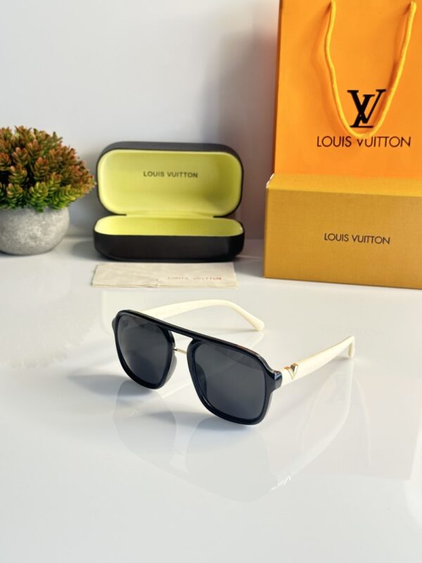 Louis_Vuitton_2360_Cream_Black