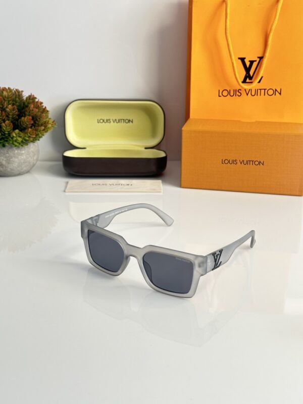 Louis_Vuitton_88082_Grey