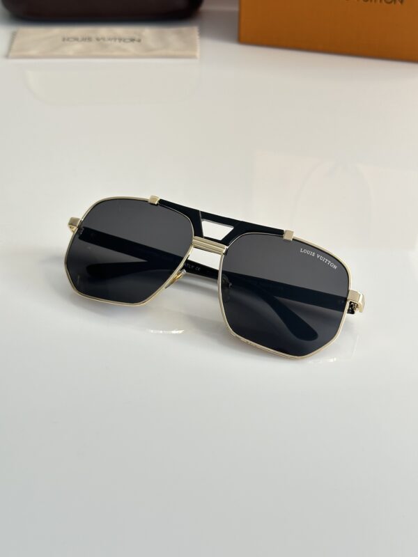 Louis_Vuitton_6010_Gold_Black
