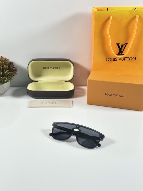 Louis_Vuitton_1822_Grey_Black