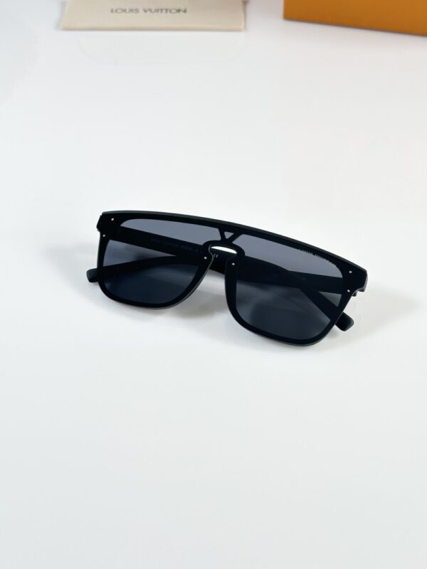 Louis_Vuitton_1822_Black