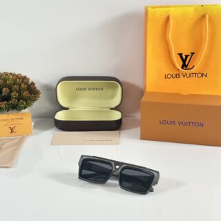 Louis_Vuitton_1984_Grey