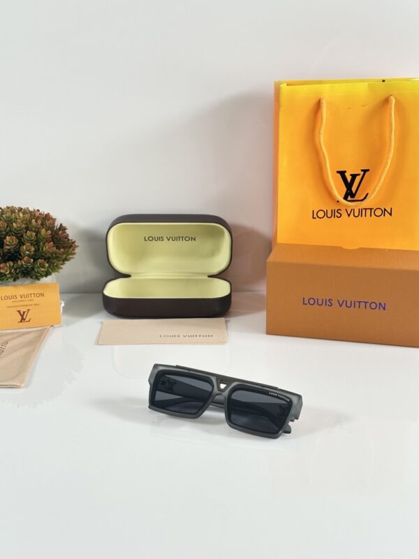 Louis_Vuitton_1984_Grey