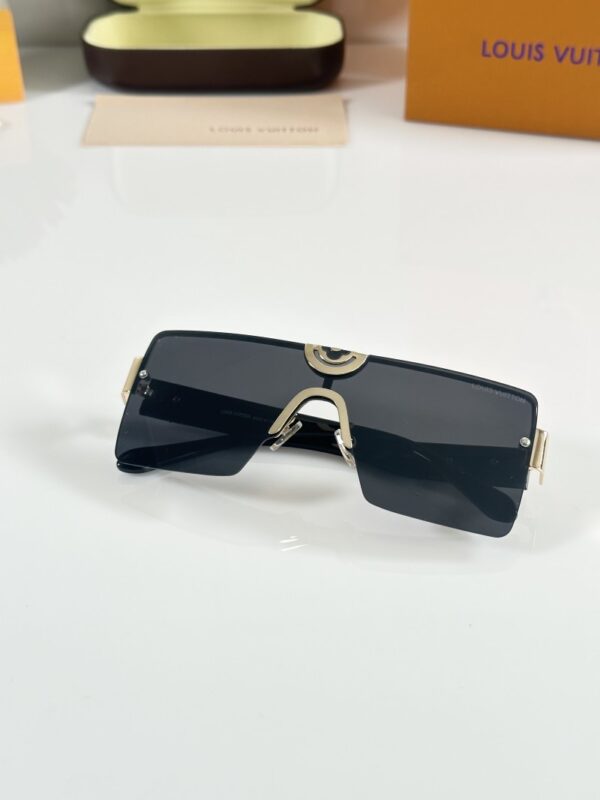Louis_Vuitton_0149_Gold_Black