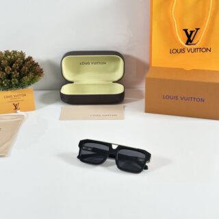 Louis_Vuitton_121_Gold_Black