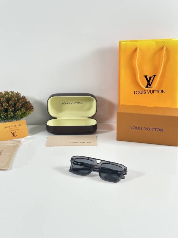 Louis_Vuitton_121_Grey