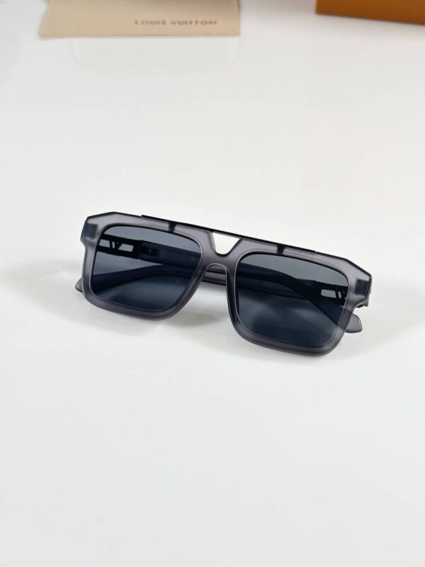 Louis_Vuitton_121_Grey - Image 4