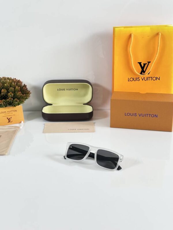 Louis_Vuitton_4577_Ice_Black