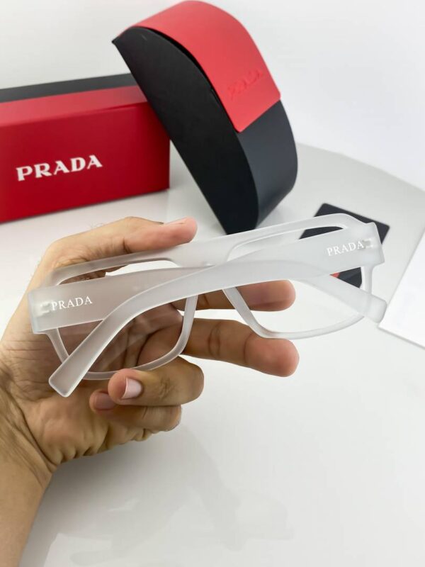 Prada_ice_plano_22y